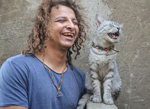 国外一男子跟猫拍照时,都会笑得很开心,而他俩的笑容简直