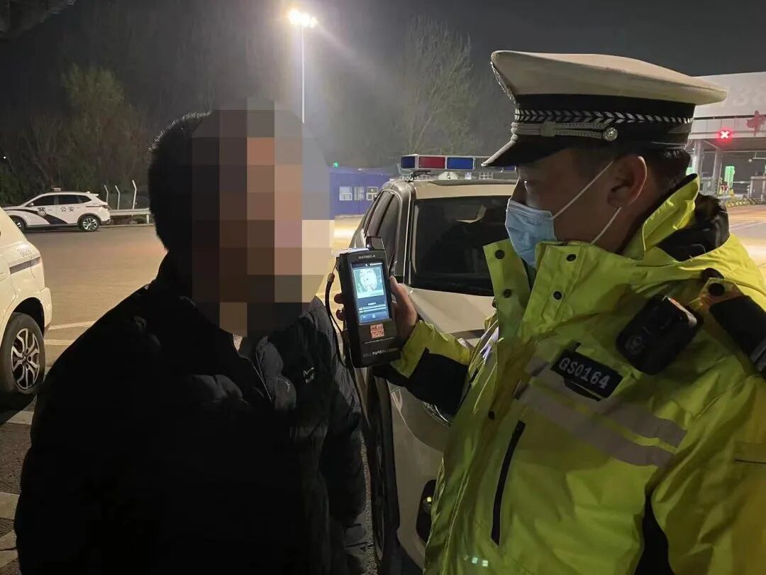 时在中桥收费站烟台高速交警支队栖霞大队民警4月5日晚男子醉驾上高速