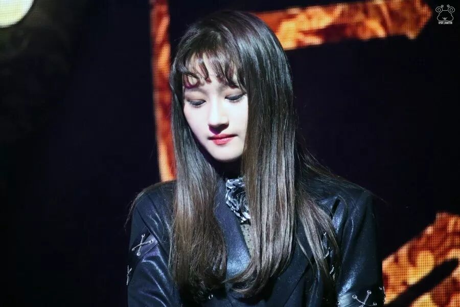 关晓彤在韩国正式出道了这次撞脸连韩网友都分不清了