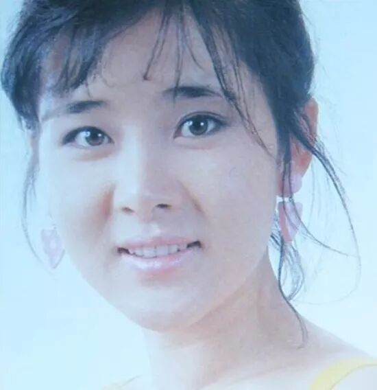 朴俊锦在上大学时被当时参与了文化艺术节"国风81"的kbs pd发掘后出道