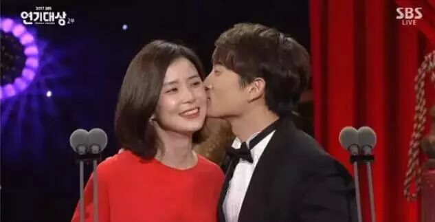 神仙情侣 恋爱7年结婚6年 花式宠妻当众亲吻 这样的老公我也想要啊 沪江韩语微信公众号文章