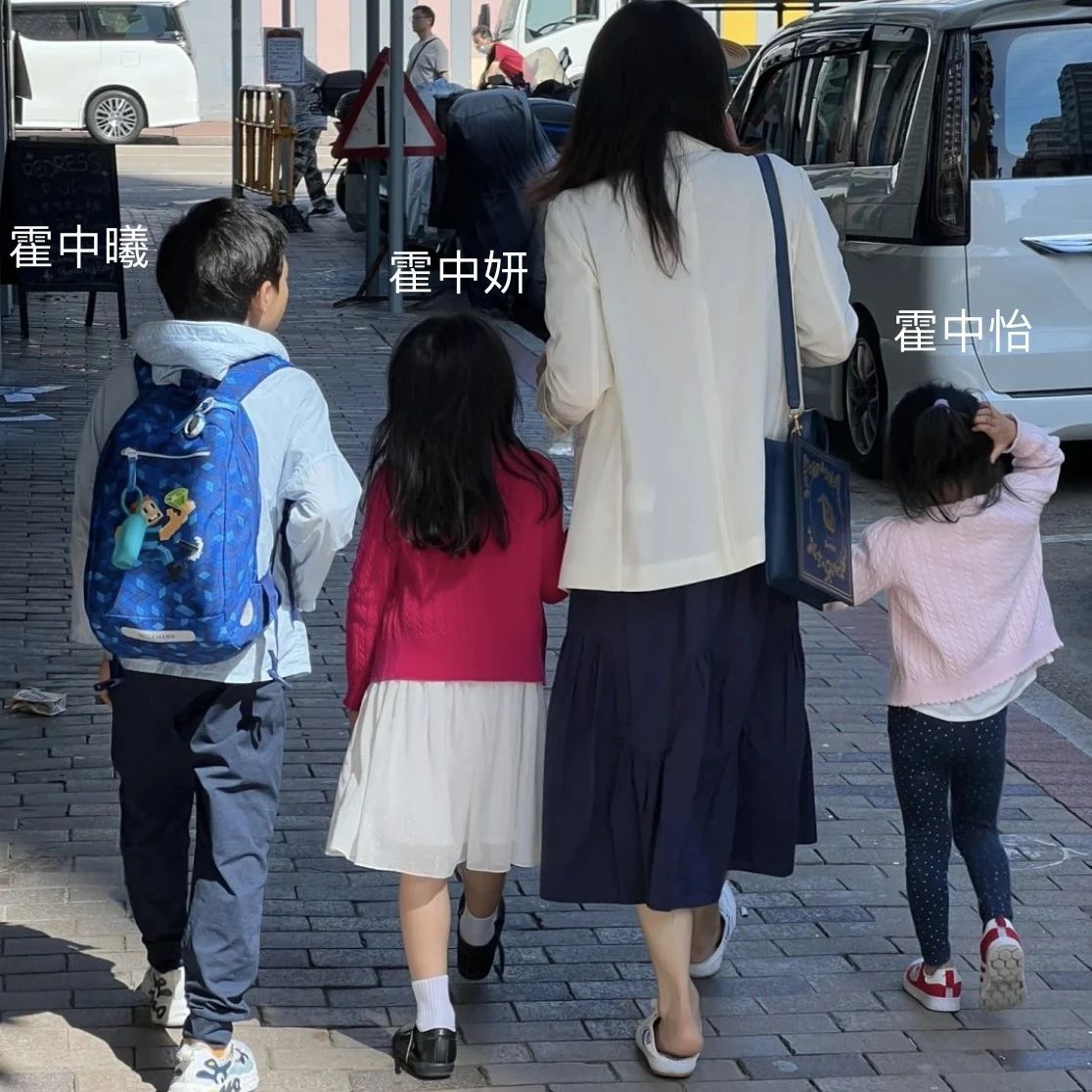 郭晶晶带3孩子上街,孩子穿着普通很朴素,她踩的帆布鞋还不到百元,但画面温馨幸福!