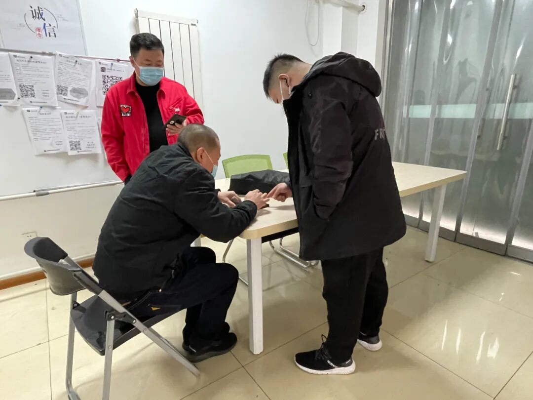 向疫情期间坚守岗位的“小海们”致敬