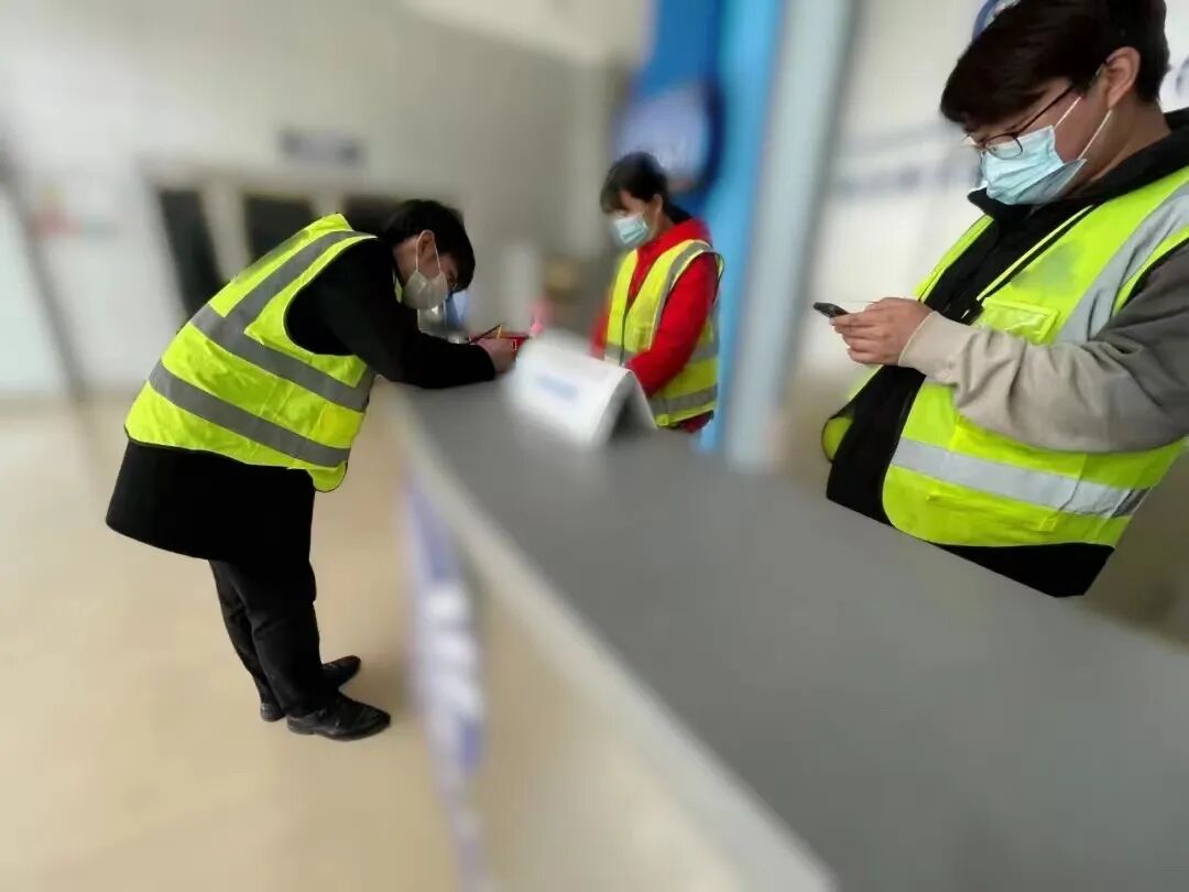 向疫情期间坚守岗位的“小海们”致敬