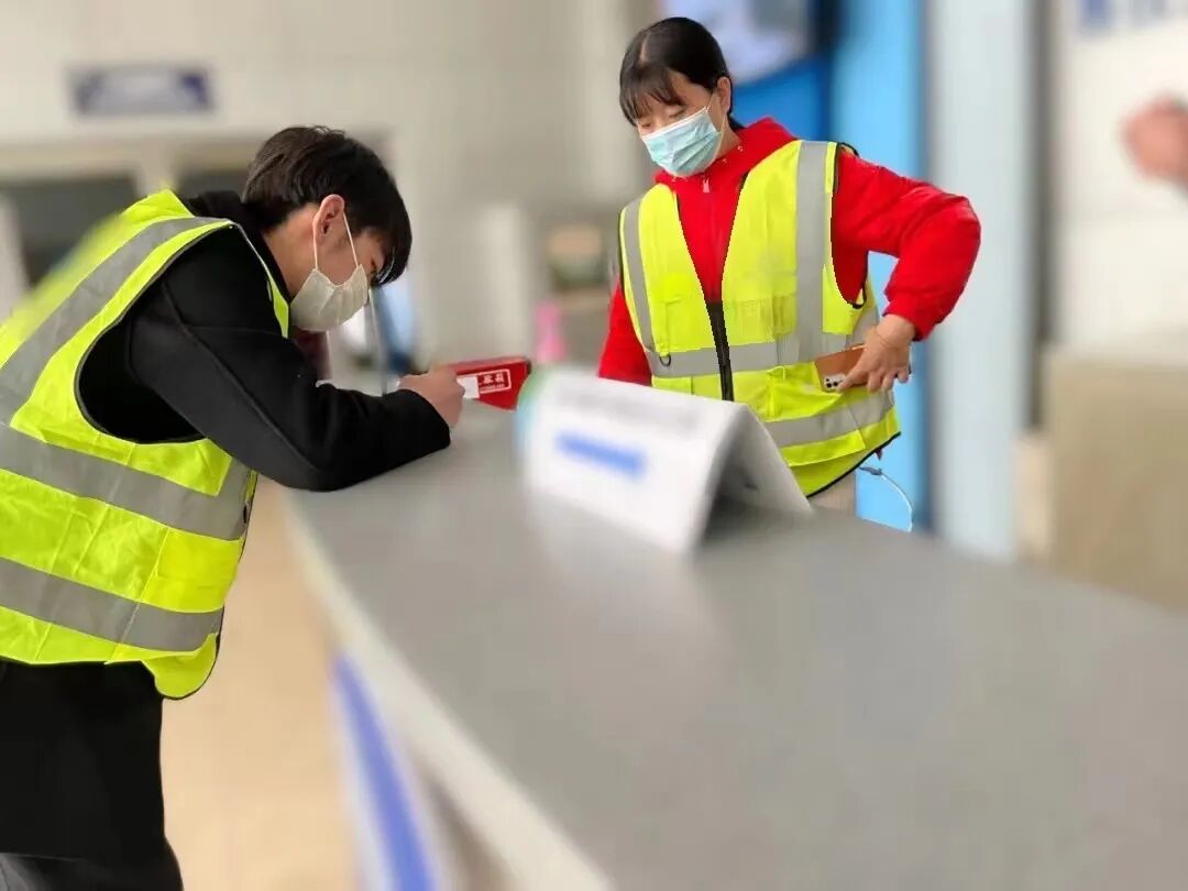 向疫情期间坚守岗位的“小海们”致敬