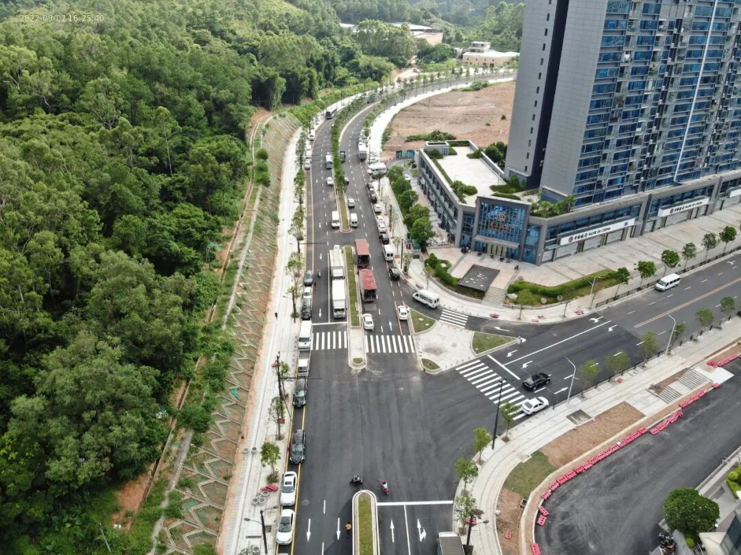 左侧为荔乡南路，右侧为金竹西路