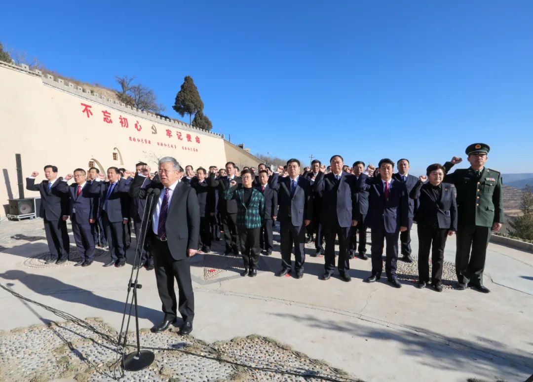 周伟率领新一届平凉市委班子赴平东工委纪念馆接受红色教育