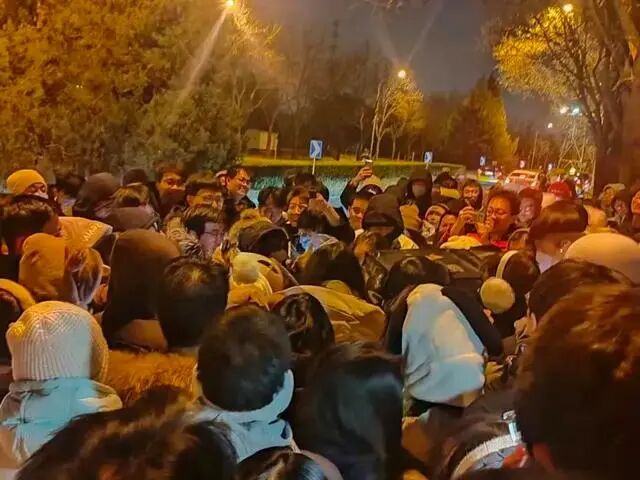 清北人三大高校轮番争抢，“鹅腿阿姨”凭啥爆火？