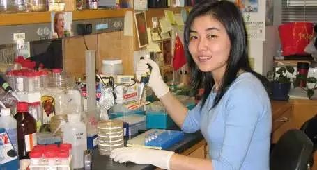 据光明日报消息,颜宁,1996至2000年在清华大学生物系攻读本科,后赴