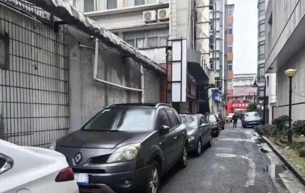 “僵尸车”停了7年 副驾驶长草，该如何整治？