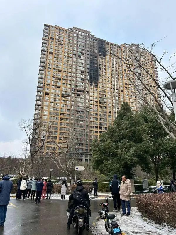 南京一小区凌晨火灾致4人身亡，亲历者发声