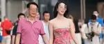 “国企领导与女子牵手逛街后”被免职，不只是“桃色新闻”