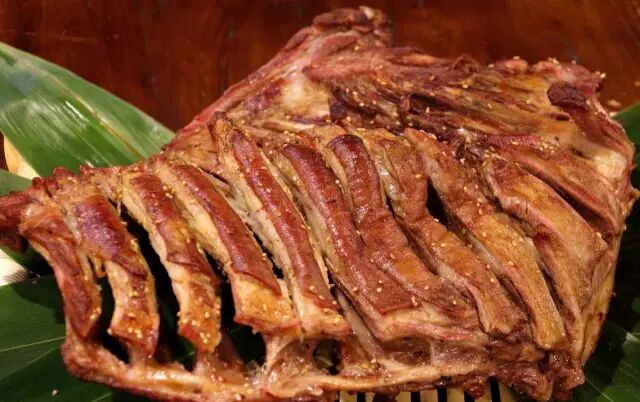 吊炉羊排精选上等羊排,羊肉表皮透亮,上手掰的时候就能感觉到外皮的