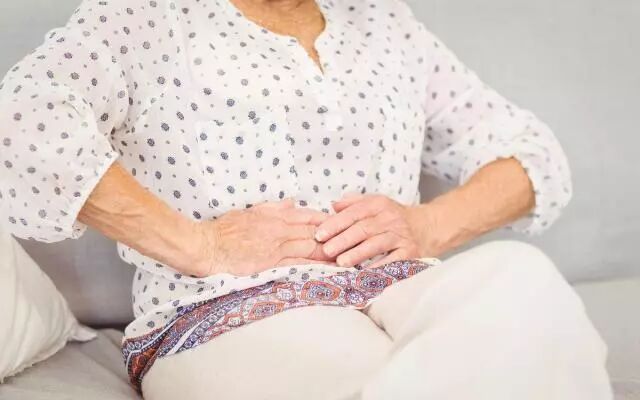 腹部及背部疼痛,厌食和不明原因的消瘦.