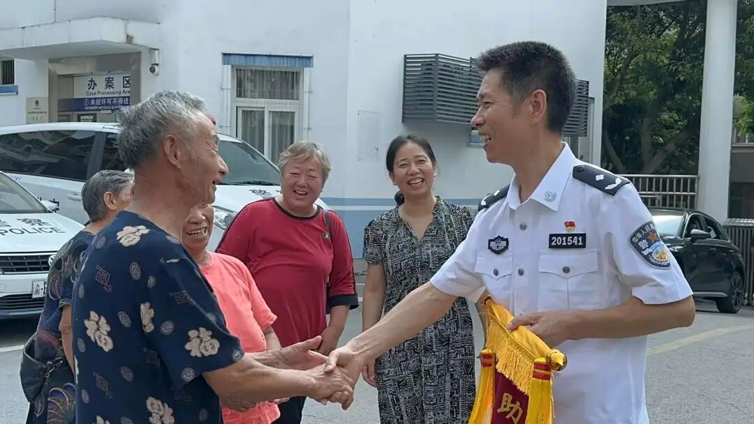 19年间他先后为137名寻亲者寻找到亲人