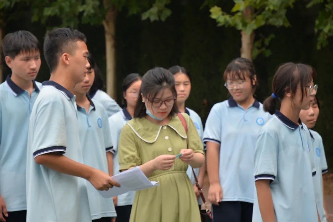 实验中学2022级高一军训精神_汝州市一高_汝州市实验中学2022级高一军训班主任
