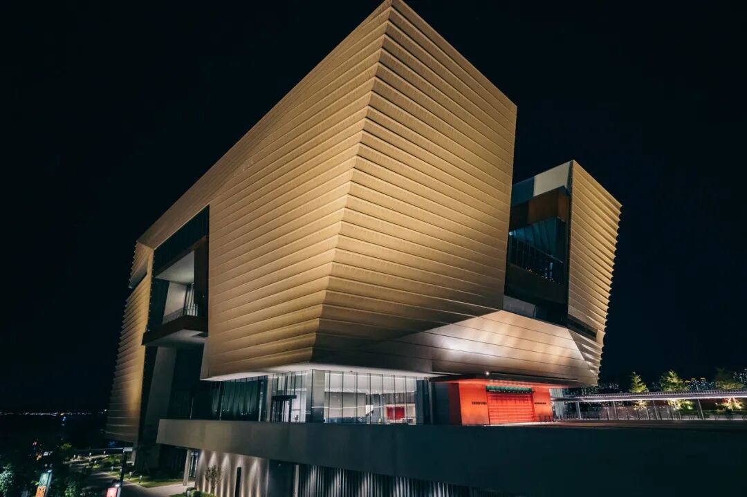 比东京绚烂，烟火气不输曼谷，这座好逛好吃的国际化大都市，值得打卡100次！