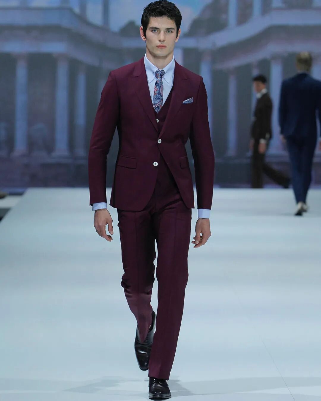 他是网红男模特在巴塞罗那时装周登台走秀成为一名传统模特