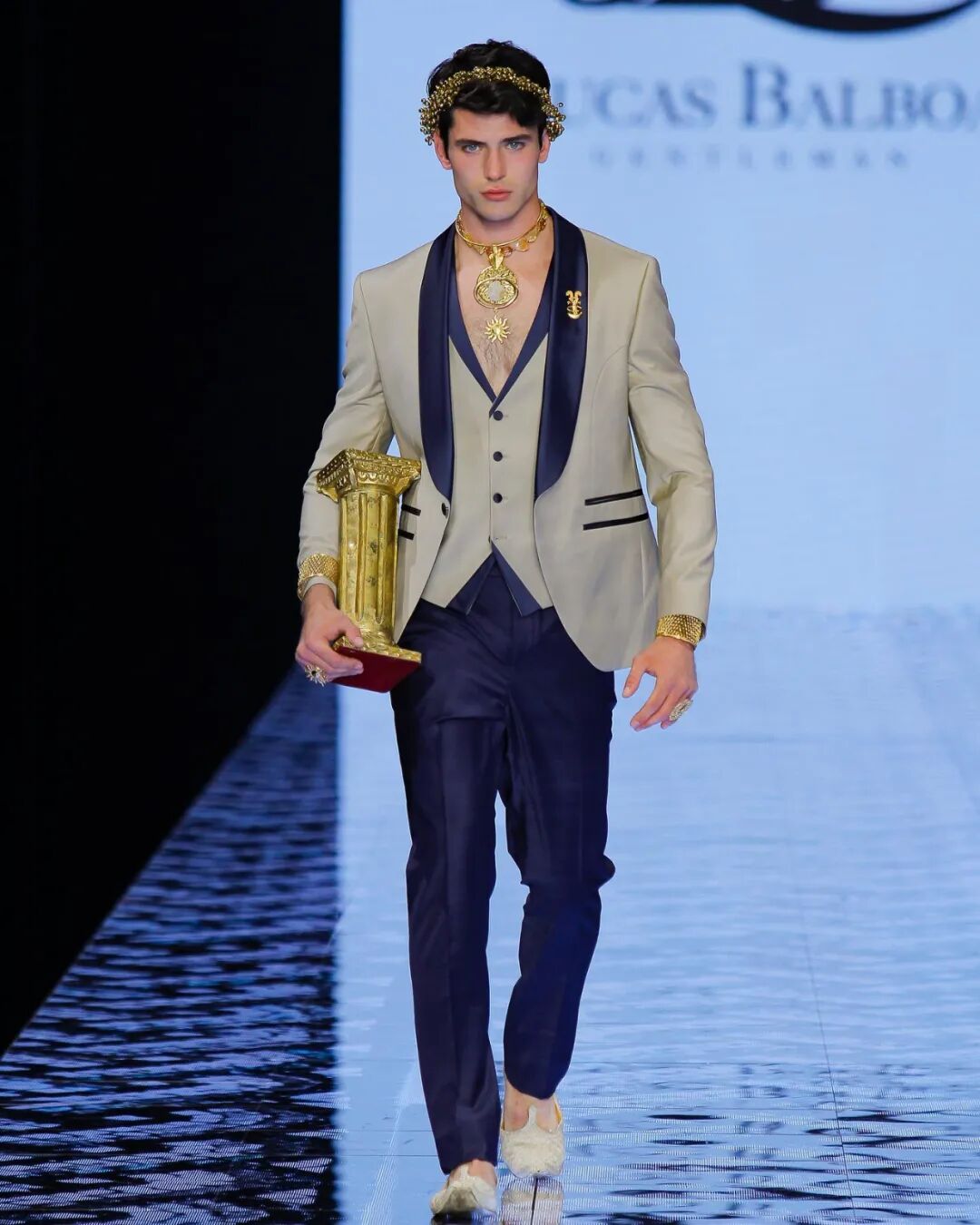 他是网红男模特在巴塞罗那时装周登台走秀成为一名传统模特