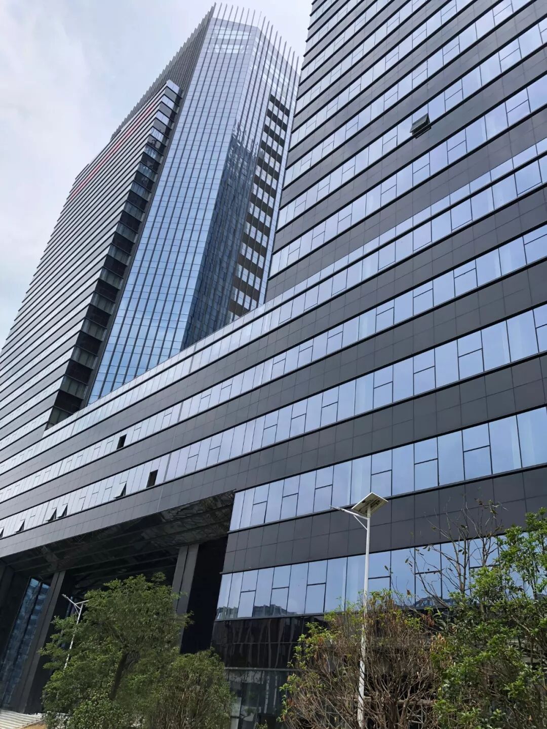 精品工程丨全国单体最大光伏发电玻璃幕墙顺利完工！