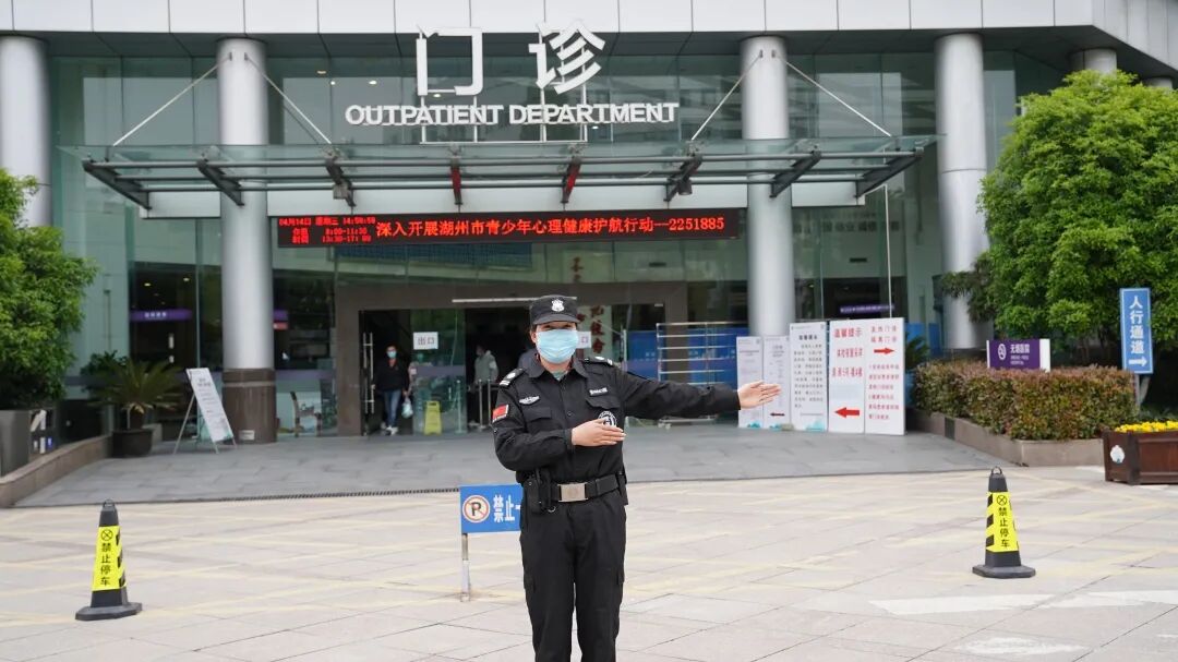 县人民医院来了两位靓靓的女保安