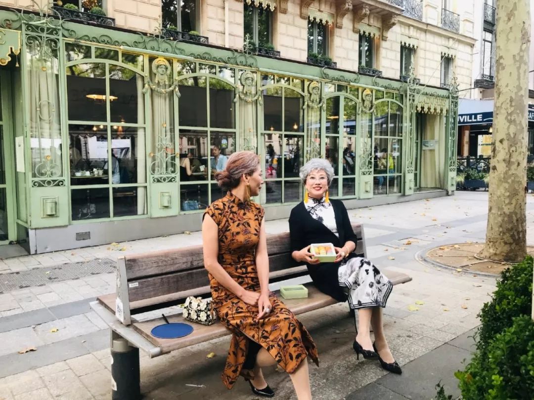 



中国奶奶穿旗袍游巴黎惊艳老外！老了，也要优雅成一道风景线！
