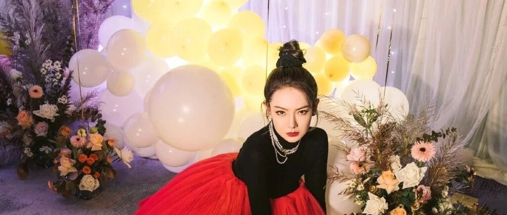 戚薇36岁生日，穿纱裙少女感满满，与李承铉四目相对甜蜜爆棚