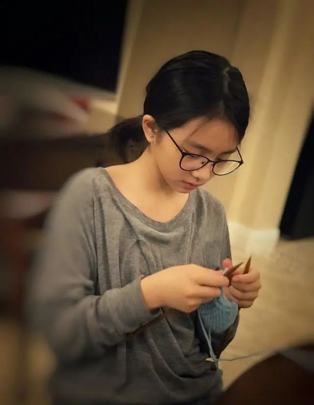 孙莉晒女儿自制戒指,多多伸手大方展示,心灵手巧被赞全能随黄磊-微信头条网 孙莉晒女儿自制戒指,多多伸手大方展示,心灵手巧被赞全能随黄磊