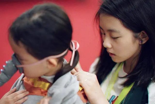 孙莉晒女儿自制戒指,多多伸手大方展示,心灵手巧被赞全能随黄磊-微信头条网 孙莉晒女儿自制戒指,多多伸手大方展示,心灵手巧被赞全能随黄磊