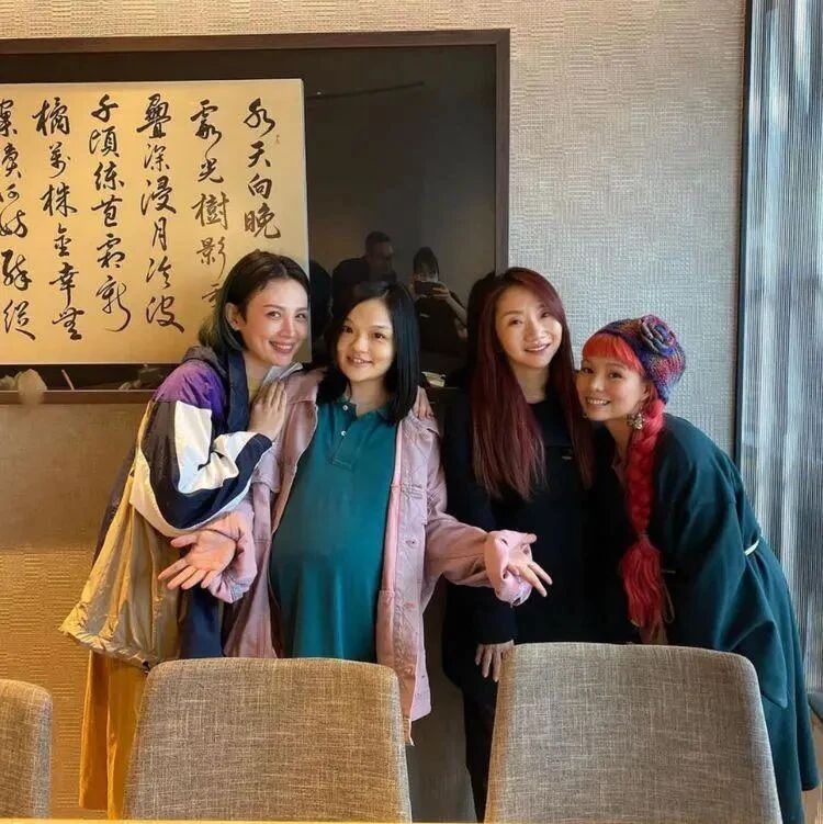 徐佳莹官宣生子喜讯，3天前还挺孕肚聚会，拍搞怪照元气满满