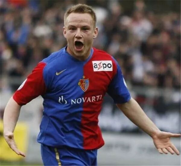 那个干掉梅西和阿根廷的金发男人，可能是第一个去世界杯踢球的建筑师