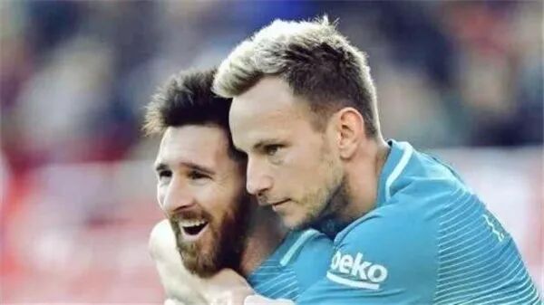 那个干掉梅西和阿根廷的金发男人，可能是第一个去世界杯踢球的建筑师