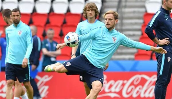 那个干掉梅西和阿根廷的金发男人，可能是第一个去世界杯踢球的建筑师