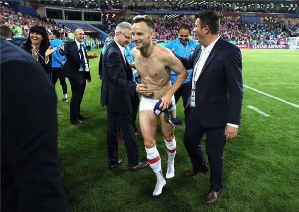 那个干掉梅西和阿根廷的金发男人，可能是第一个去世界杯踢球的建筑师