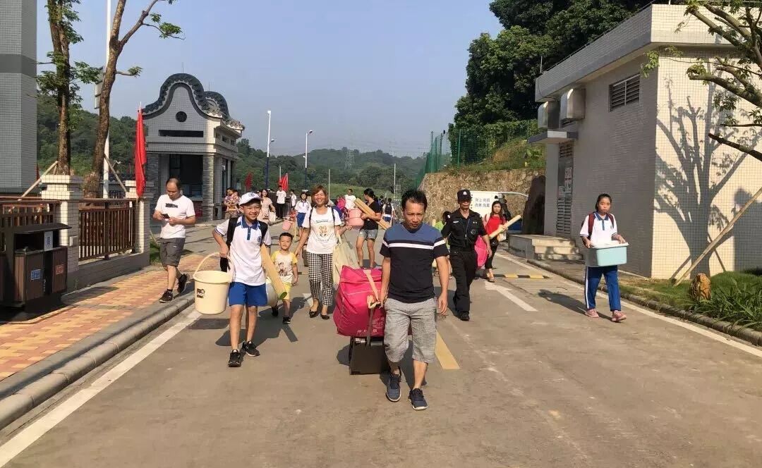 图1 家长进校图.jpg