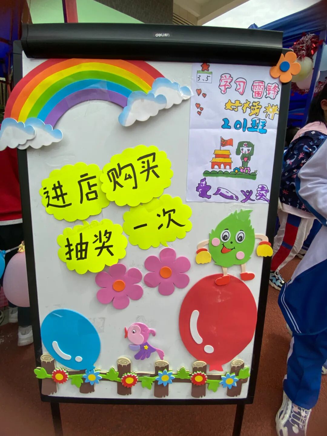 他们整整齐齐地摆放出了各种义卖物品,有玩具,书籍,有学生制作的手
