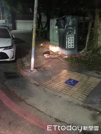 以为路边有狗快死！当他提起勇气前去帮忙时，当场傻眼…