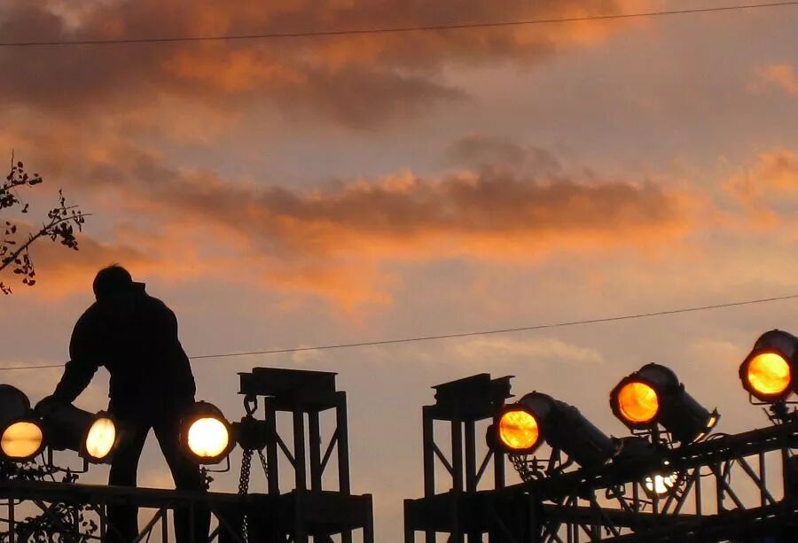 夕阳下辛勤工作的灯光师(图来自网络)