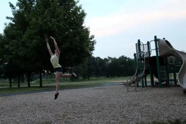 与她行在雪花中 图片