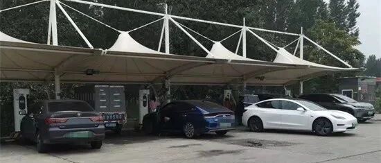 十一见闻：新能源汽车排队充电引关注 基础配套待解