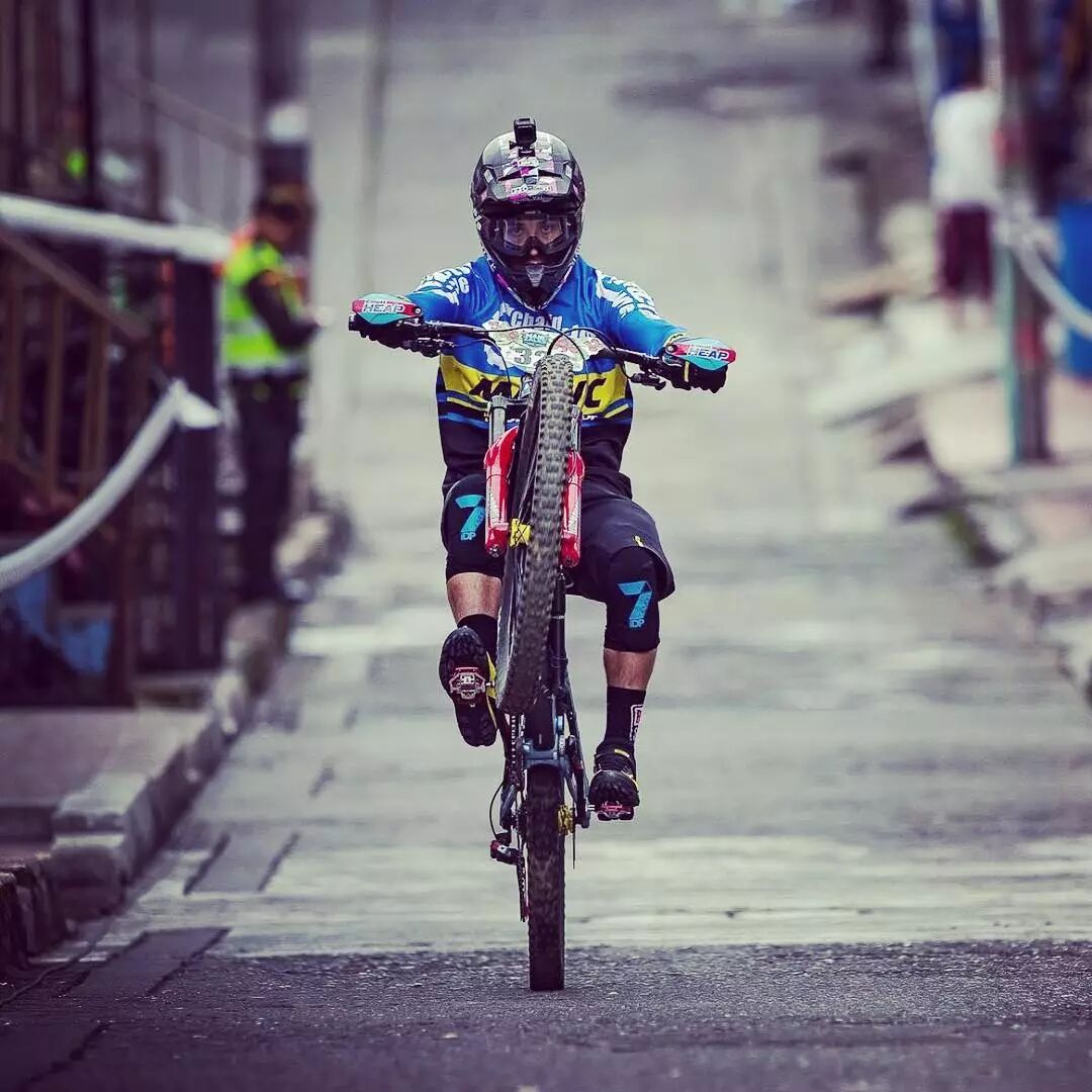 可以skr上台甚至可以skr上天来看一波山地大片吧全程skr就完事儿了