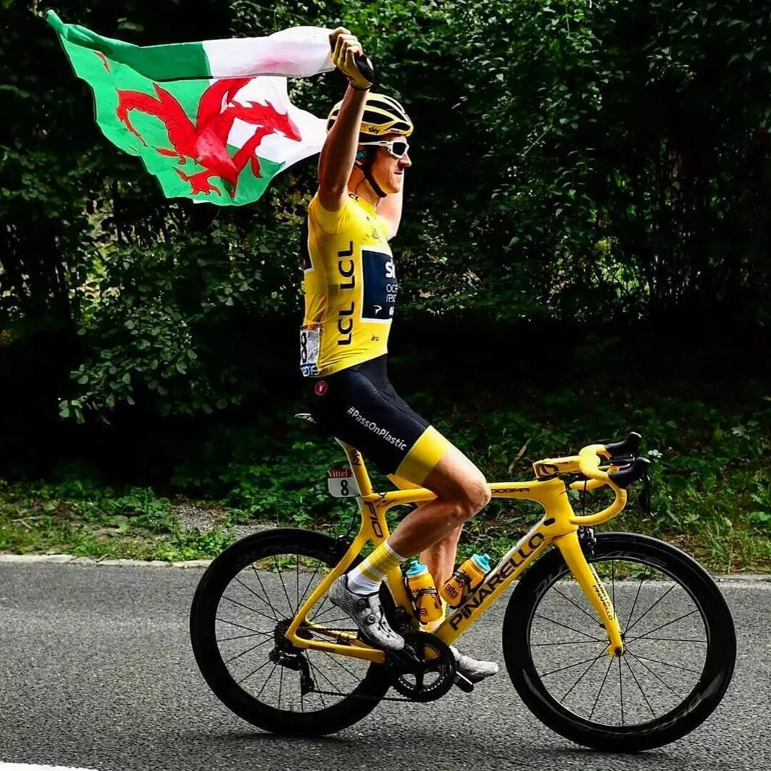 当然这丝毫不影响托马斯获胜的喜悦,穿着一身黄的他正在自豪地展示