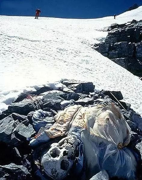 海拔在5000米以上的珠峰区域耸立着的大片碑群.