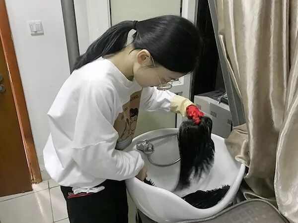 假发店的工作人员在洗护假发.