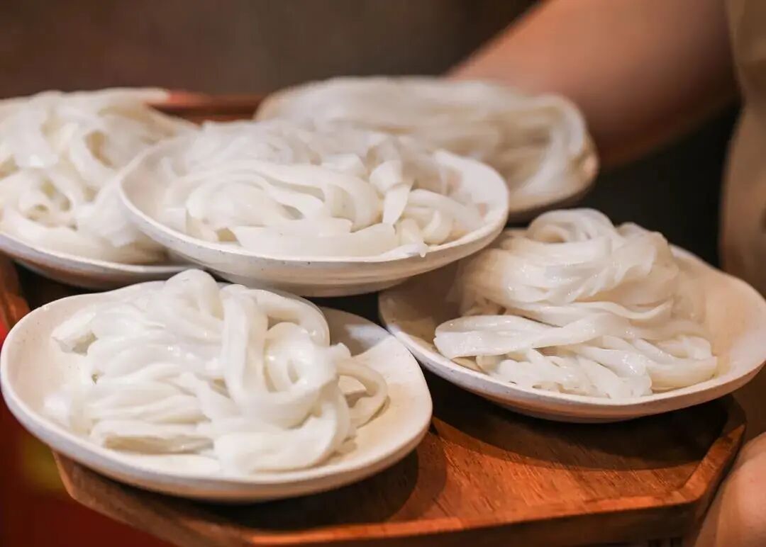 松江万达这家人气超火的手工米粉店必须来试试，免费加粉、吃冰棍……