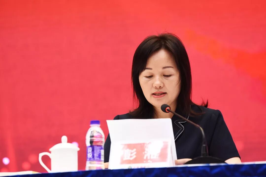 万家丽集团副总经理彭湘女士致欢迎词,对各位嘉宾出席本次大会表示