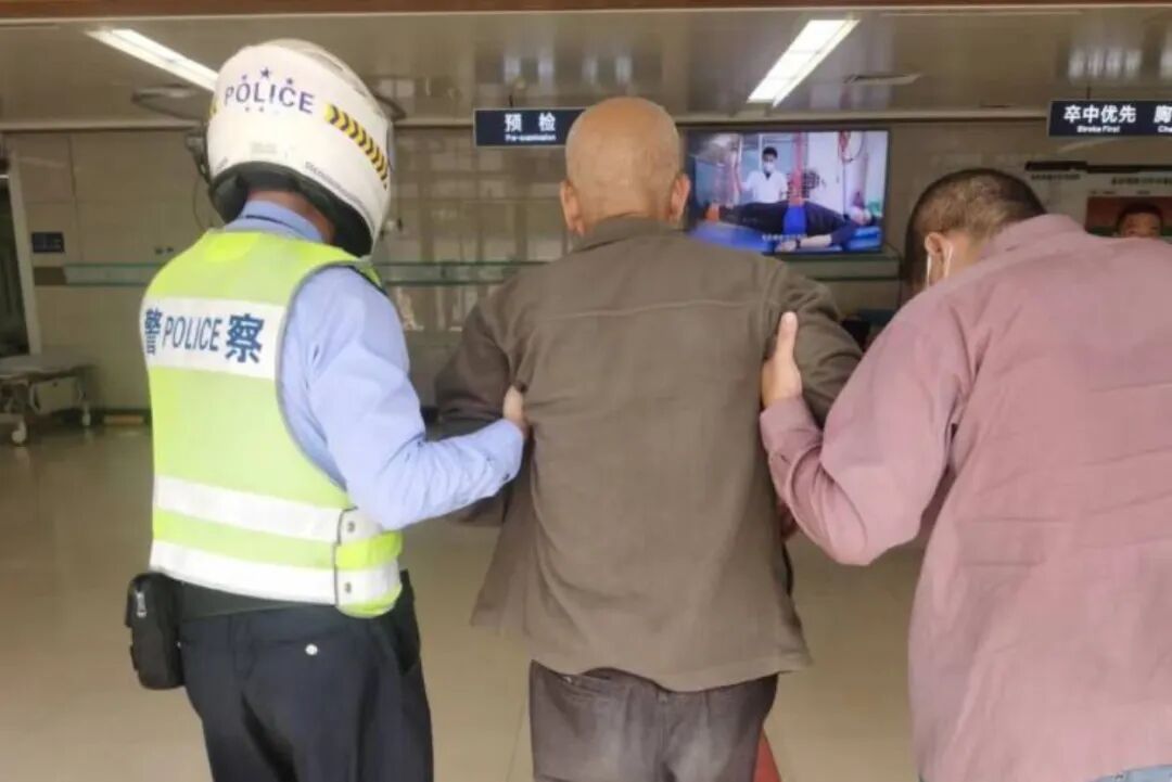 电轮椅怎么不过电九旬老人轮椅没电被困，骑警：我送您回家_https://www.jmylbn.com_新闻资讯_第15张