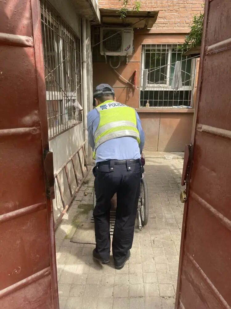 电轮椅怎么不过电九旬老人轮椅没电被困，骑警：我送您回家_https://www.jmylbn.com_新闻资讯_第11张