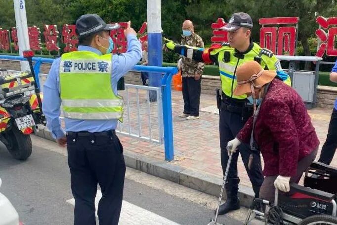 电轮椅怎么不过电九旬老人轮椅没电被困，骑警：我送您回家_https://www.jmylbn.com_新闻资讯_第9张