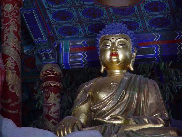 其实,现在颐和园佛香阁中的佛像并非本来就有,而是来自于鼓楼附近的